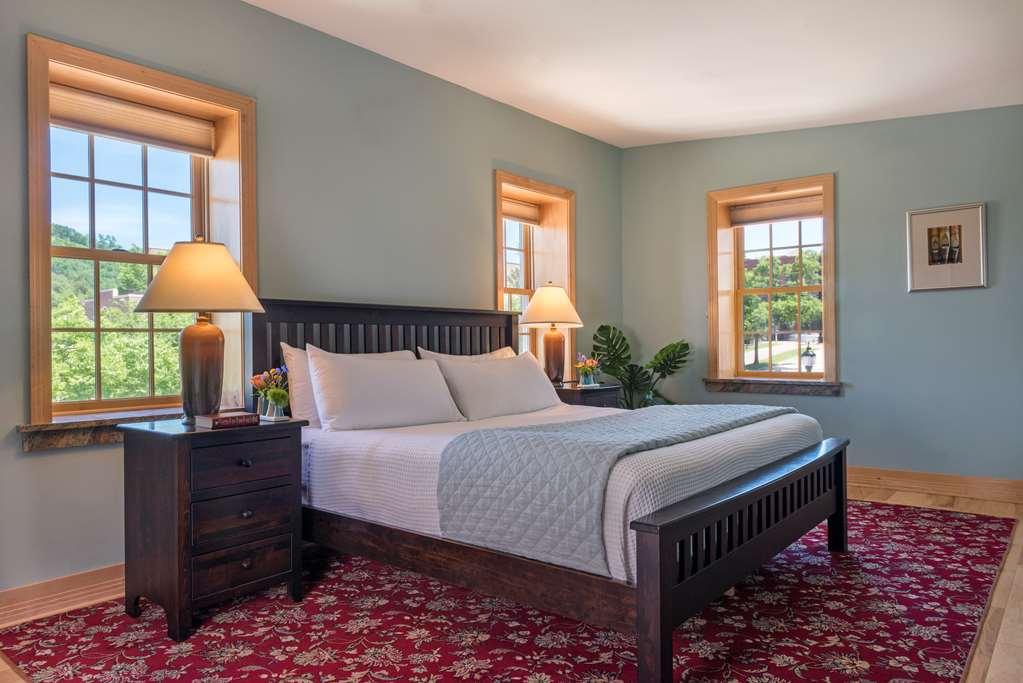 St James Hotel Red Wing Room photo
